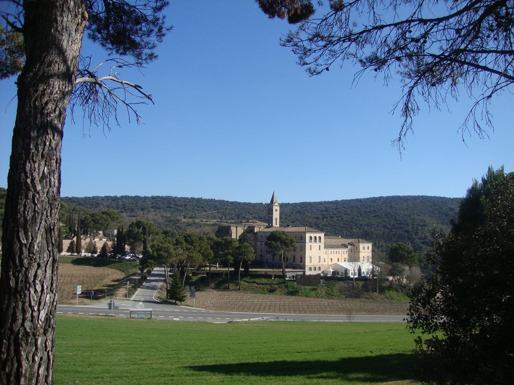 Отель Monestir De Les Avellanes Os De Balaguer Экстерьер фото